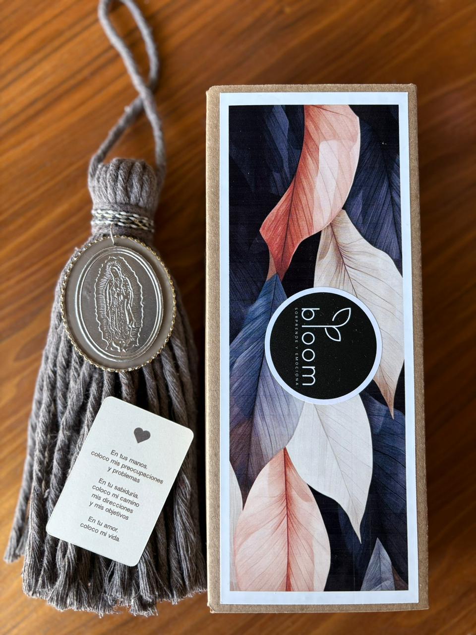 Bendiciones de Virgen de Guadalupe Borla Gris cemento oscuro