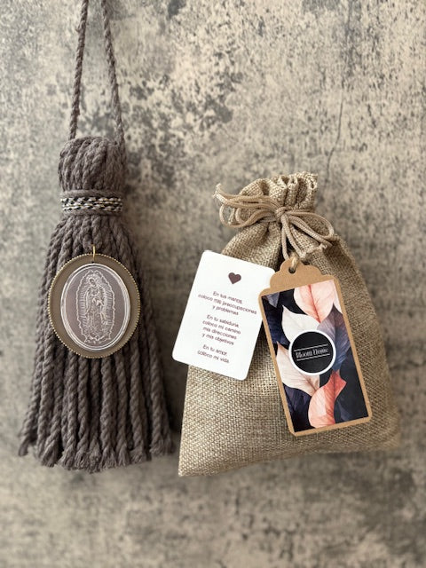 Bendicion modelo 1 de Virgen Gudalupe Cemento