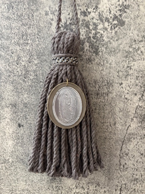 Bendicion modelo 1 de Virgen Gudalupe Cemento