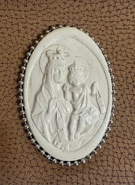 Luz y Devoción: El Cuadro Galería de la Virgen del Carmen