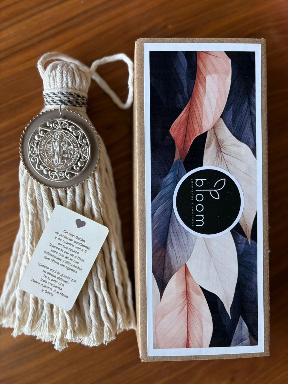 Bendiciones de san benito  borla Beige