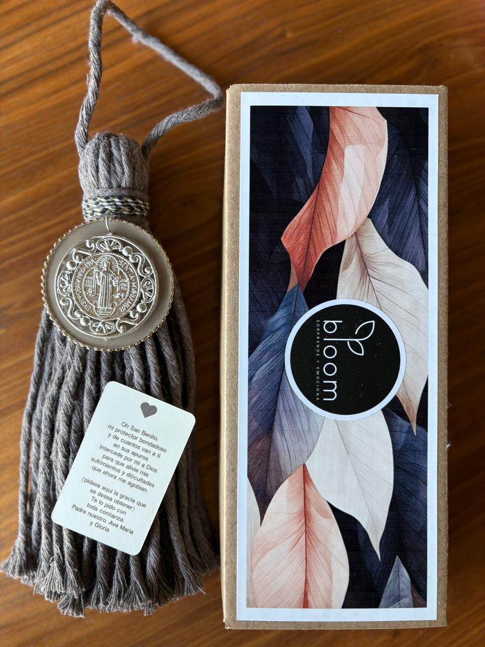 Bendiciones de san benito  borla gris cemento oscuro (Interior)