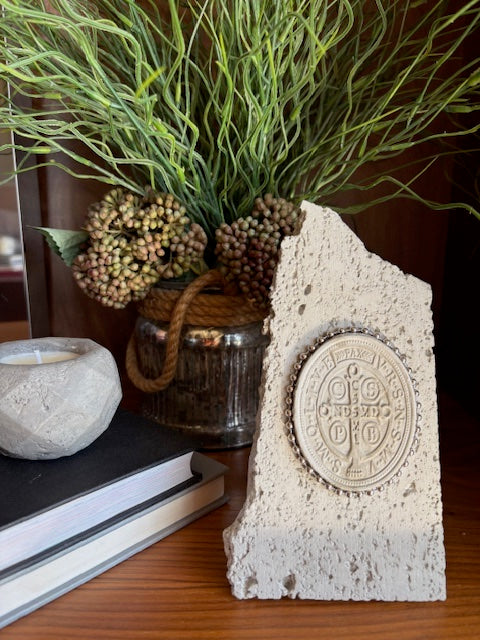 Retablo religioso de cemento Cuz San Benito