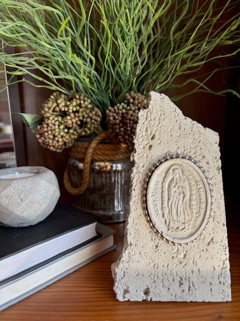 Retablo de Lujo Virgen Guadalupe: Arte Sacro en Cemento con Detalles de color Plata