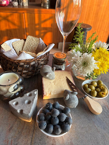 Set Gourmet "Cheese Lovers": Decoración Artesanal en Cemento con Cuchillo Especializado